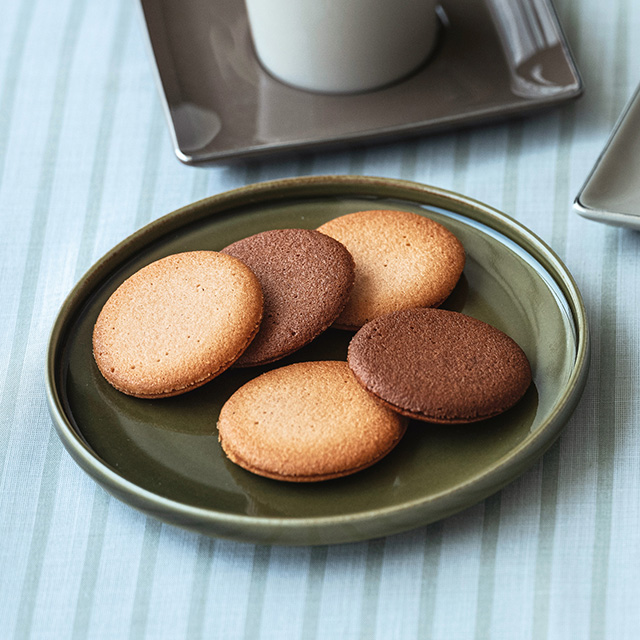 ゴディバ クッキー＆チョコレート アソートメント(クッキー8枚 チョコレート21粒)＋命名フレーム兼フォトフレームダブル(名前・足型・写真) ホワイト(フレーム)×ピンク(足型) サブ画像2